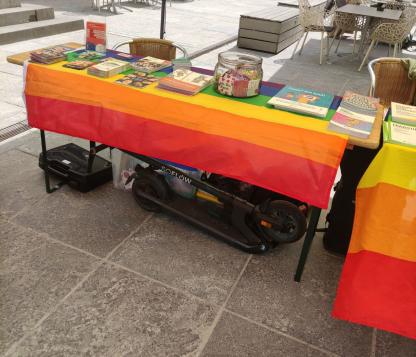 Internationaler Tag gegen Homo-, Bi-, Inter- und Transfeindlichkeit: Lokale Initiativen informieren auf dem Universitätsplatz In diesem Jahr organisierte die Aidshilfe Fulda e.V. gemeinsam mit dem Forum Beziehungsvielfalt, Fulda stellt sich queer e.V., dem Forschungsprojekt „Akzeptanz und Vielfalt in Fulda und Region“, dem AStA der Hochschule Fulda und der Grünen Jugend Fulda einen Info- und Mitmachstand zum IDAHOBIT (Internationalen Tag gegen Homo-, Bi-, Inter- und Transfeindlichkeit) auf dem Universitäts